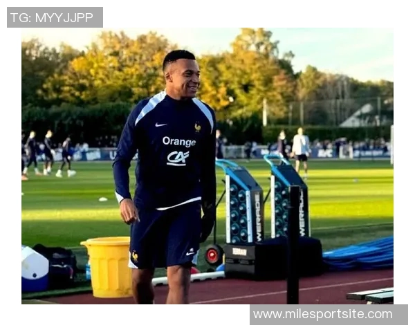 姆巴佩因右脚踝受伤退出法国队集训已回归皇马进行康复治疗