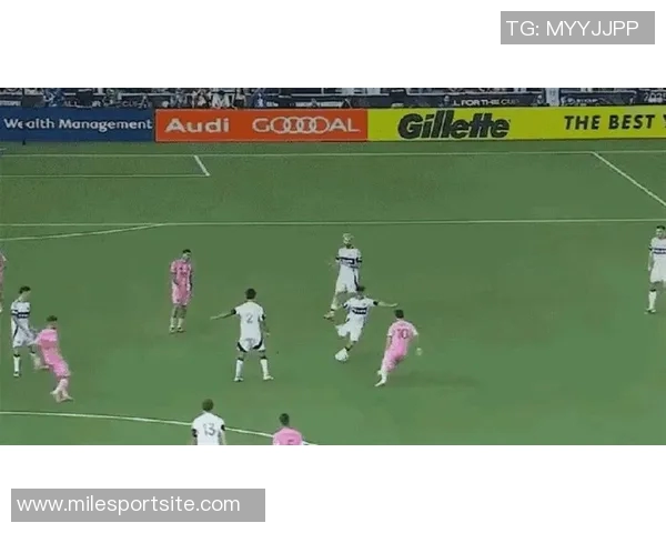 梅西巧妙观察对手防守时机精准助攻展现超凡球技 梅西巧妙观察对手防守时机精准助攻展现超凡球技