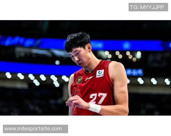 周琦因伤缺席亚洲杯赛场与队友并肩作战全力以赴进行康复训练 周琦因伤缺席亚洲杯赛场与队友并肩作战全力以赴进行康复训练