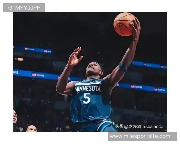 兰德尔全场狂砍32分10篮板6助攻带领球队大胜对手展现统治力